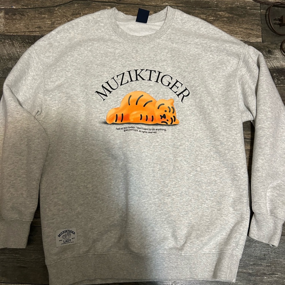 Women’s Medium Men’s small Gray crewneck MUZIKTIGER MZTG lazy Tiger